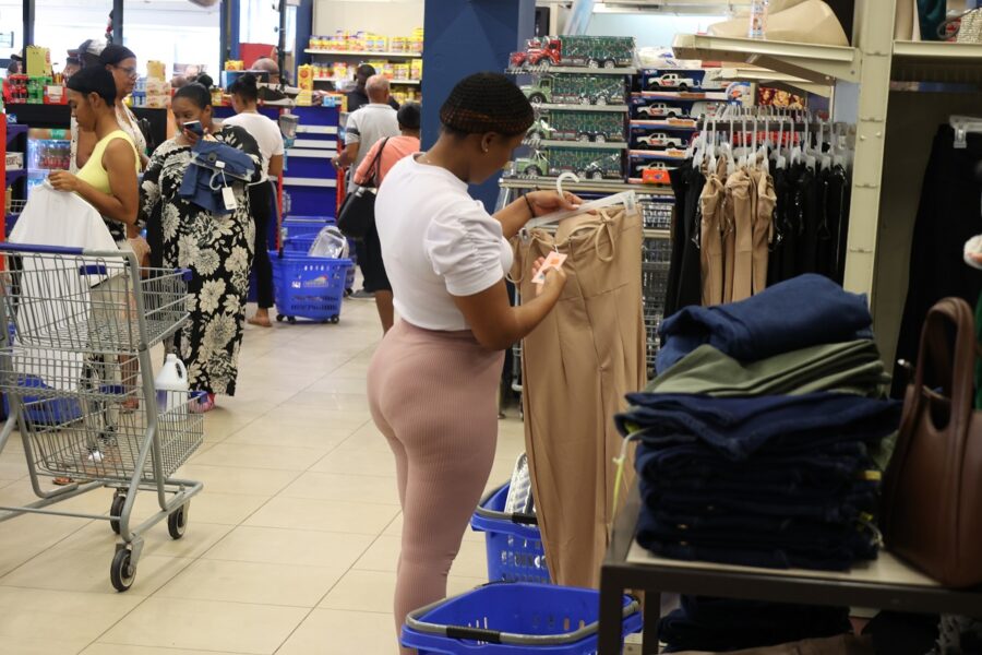 señora con la ropa