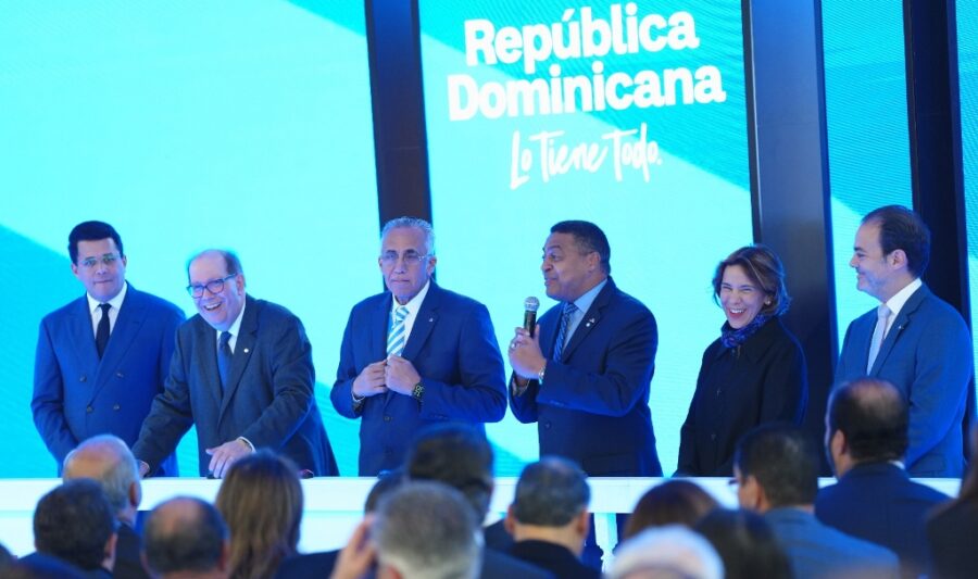 José P.  Monegro expone sobre los Juegos  Centroamericanos y del Caribe Santo Domingo 2026 en Fitur. Le acompañan, desde la izquierda, David Collado, Felipe Vicini, Luis Mejía Oviedo y  Mercedes Canalda.