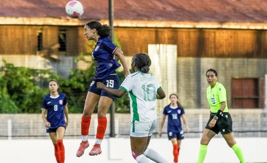 Aspecto del partido entre las selecciones de República Dominicana u Dominica en Managua.