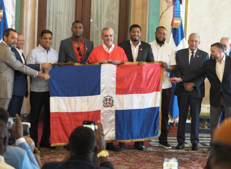 El presidente Luis  Abinader entrega la bandera a directivos de los Leones del Escogido en Palacio Nacional.  fuente externa