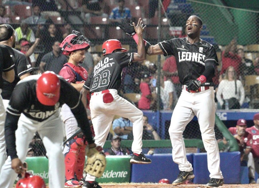 Junior Lake quien ha estado bastante activo a la ofensiva por los Leones es felicitado luego de anotar una carrera.  externa