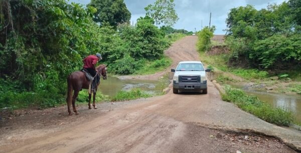 Las características del puente sobre el río Quisibaní, en El Cuey, impiden el paso de un vehículo de motor y un caballo al mismo tiempo.