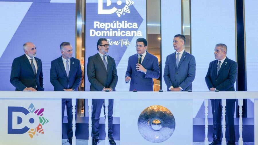 El Ministro de Turismo David Collado junto a Andrés Pichardo, presidente de Casa de Campo, durante el anuncio de la alianza con MSC Cruises.jpg