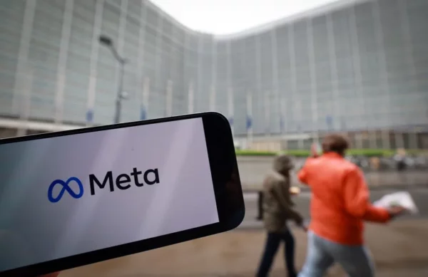 Fotografía de archivo de una persona sosteniendo un celular con el logo de la empresa tecnológica Meta.