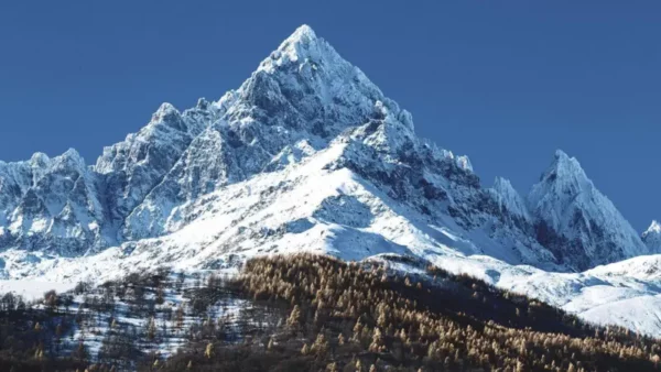 Montañas rocosas con nieve