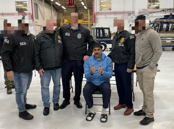 Nicolás Maduro esposado junto a miembros de la DEA