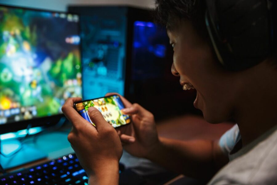 adolescente-jugando-videojuegos-telefono-inteligente