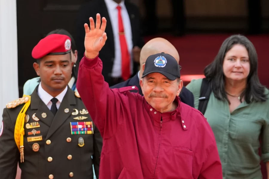 El presidente de Nicaragua, Daniel Ortega, saluda tras asistir a la ceremonia de juramentación del presidente venezolano Nicolás Maduro para un tercer mandato en la Asamblea Nacional, el viernes 10 de enero de 2025, en Caracas