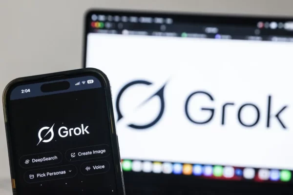 El sitio web de inteligencia artificial (IA) Grok se muestra en un teléfono móvil en una imagen reciente.