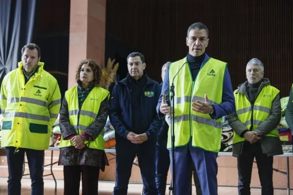 El presidente del Gobierno Pedro Sánchez (2d) durante declaraciones ante los medios de comunicación en Adamuz.
