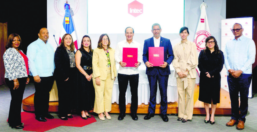 Representantes de ambas entidades durante la firma del  acuerdo.