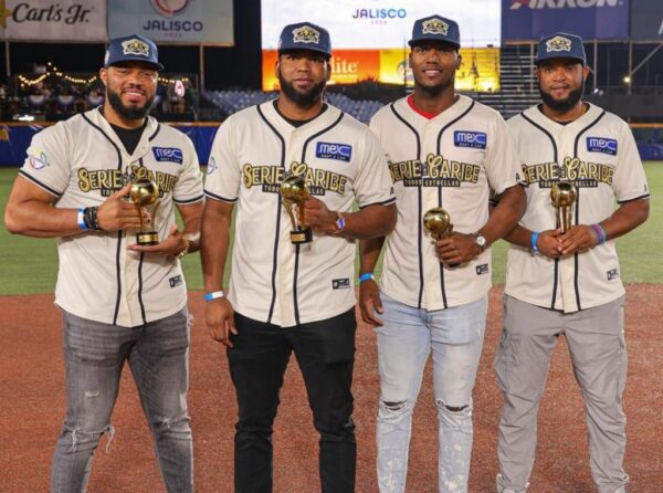 Los jugadores dominicanos Jimmy Cordero, Franchy Cordero, Junior Lake y Sócrates Brito muestran sus trofeos All Stars.