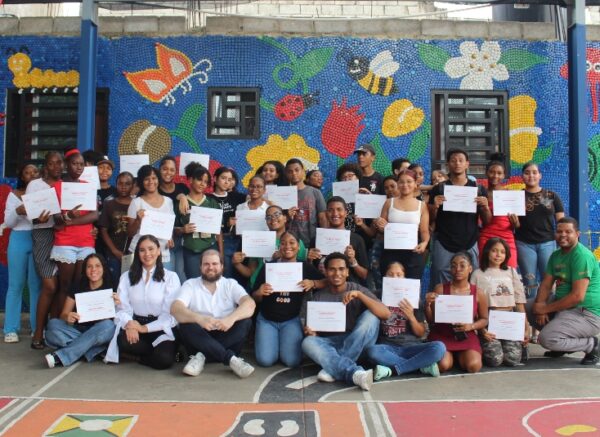 Jóvenes de Abriendo Camino reciben sus certificados de Voces Futuras.