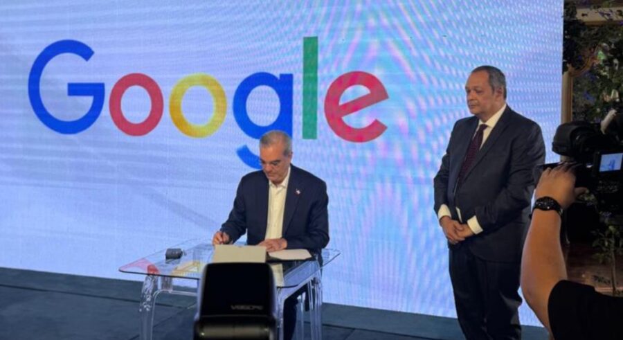 Abinader mientras firma  decreto para declarar los puertos digitales de alto interés para el país.  fuente externa