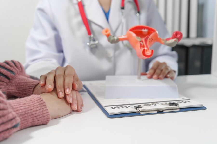 A diferencia de otros tipos de cáncer, no existe un método de tamizaje universal efectivo para el cáncer de ovario.