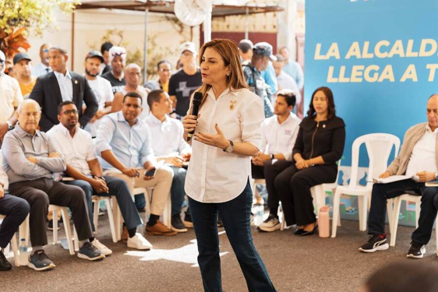 Carolina Mejía escuchó los reclamos  de los  comunitarios.
