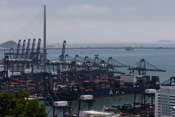 Fotografía de archivo de contenedores permanecen almacenados en el puerto de Hong Kong (China).