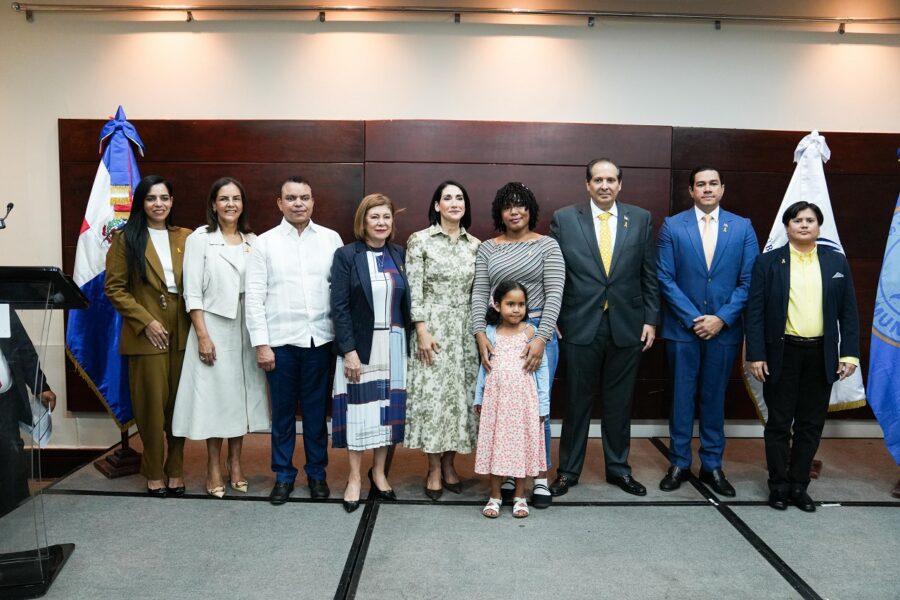 Ministro de Salud, Víctor Atallah junto autoridades del sector salud al concluir el acto por el Día Internacional del Cáncer Infantil.