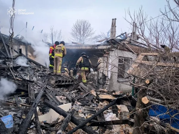 Daños en una vivienda de Sumy tras el ataque ruso de este marte, 17 de febrero.