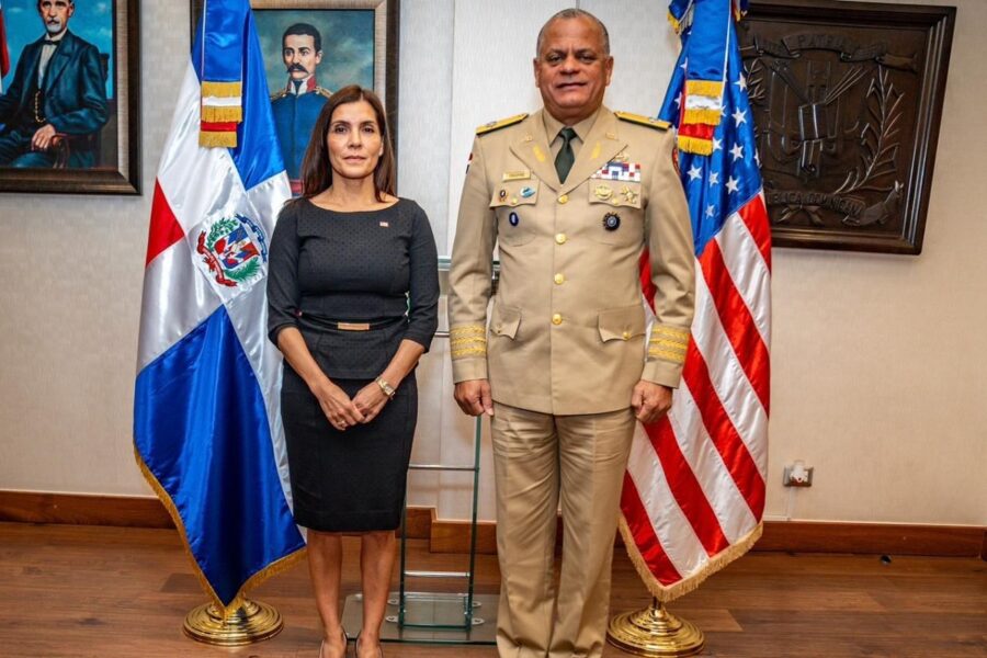 embajadora de eeuu y el ministro de defensa