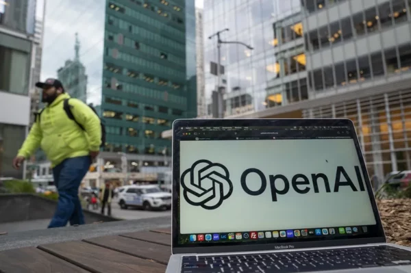 Fotografía de un computador con el logo de OpenAI. EFE/Ángel Colmenares