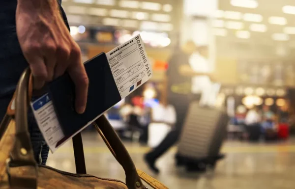pasajero-aeropuerto-pasaporte-boleto