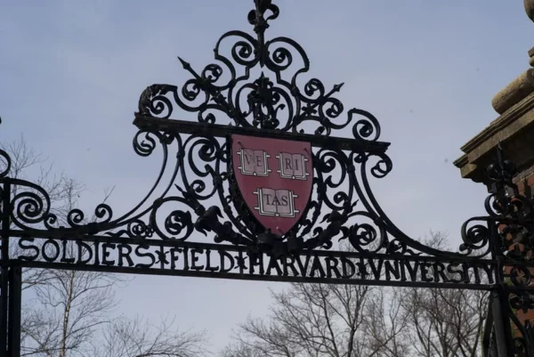 El escudo adorna una puerta en el campus de la Universidad de Harvard en Allston, Massachusetts.
