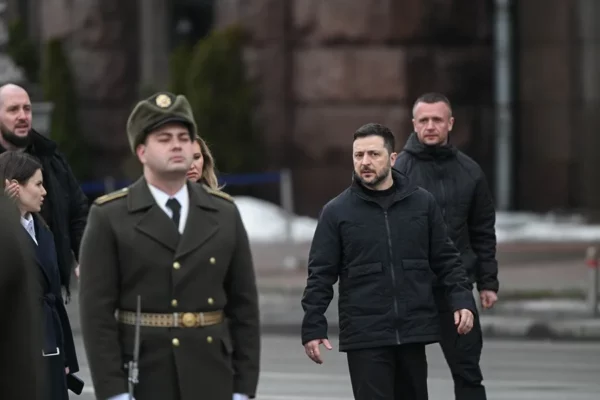El presidente de Ucrania, Volodymyr Zelensky (2d).