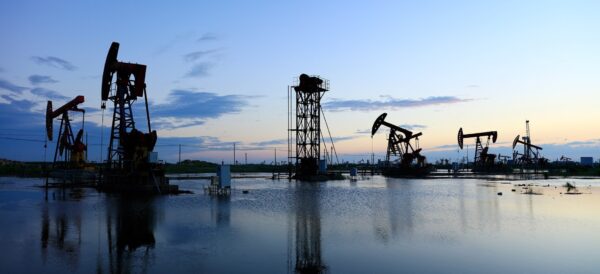 El petróleo de Texas cae un 10.7  %, hasta los 84.63 dólares el barril, ante una posible liberación de las reservas de emergencia por la guerra contra Irán.