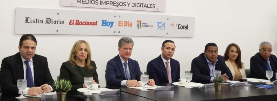 Richard Medina, Margarita Pimentel, José Alfreco Corripio, Johnny Pujols, José P. Monegro, Zoraima Cuello y Luis Reyes. José de León