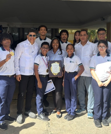 El alcalde Dío Astacio entregó un  reconocimiento.