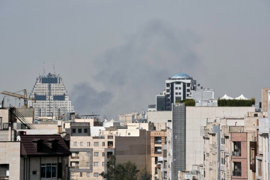 AP, Columnas de humo se levantan en el horizonte tras una explosión en Teherán, Irán,
