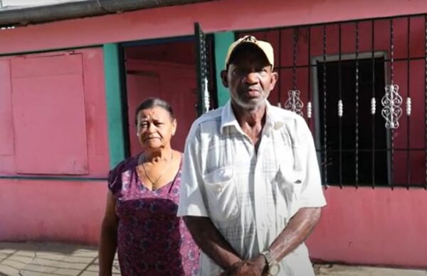 Alejandro Mejía y su esposa piden ayuda para comprar un freezer.
