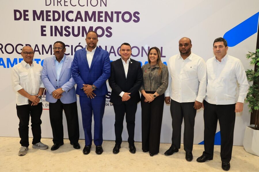 Autoridades del SNS en taller de medicamentos para la Red Pública de Salud.