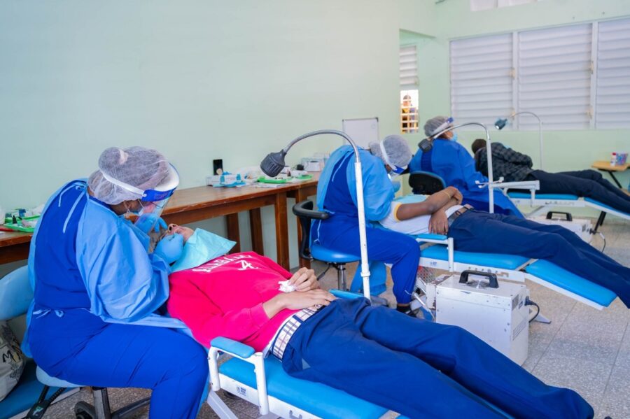 En jornada de salud integral, el Inabie llevó servicios odontológicos para los estudiantes. Fuente externa.
