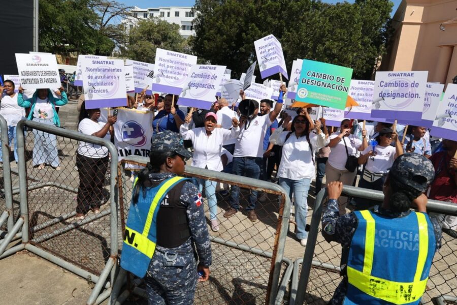 Enfermeras marchan hacia el Palacio Nacional en demanda de reivindicaciones laborales.