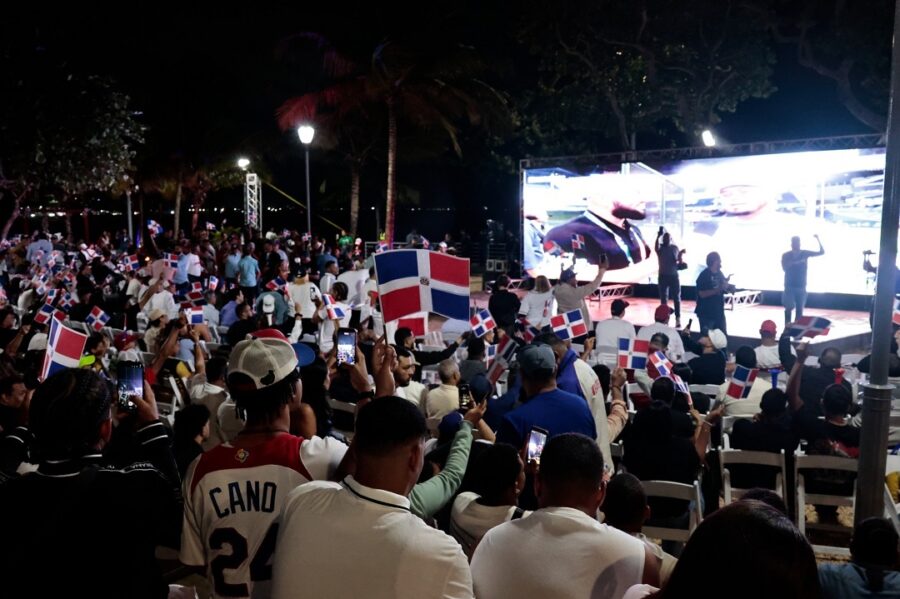 Fanáticos en la Plaza Santo Domingo