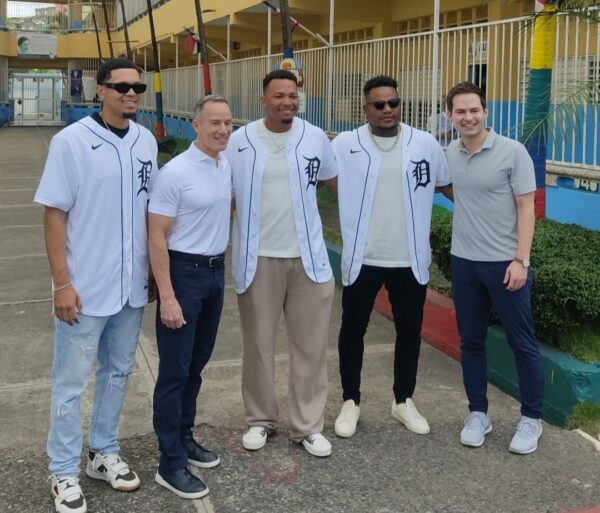 Framber Valdez junto a Wenceel Pérez, Thayron Liranzo y el propietario del equipo Christopher Ilitch