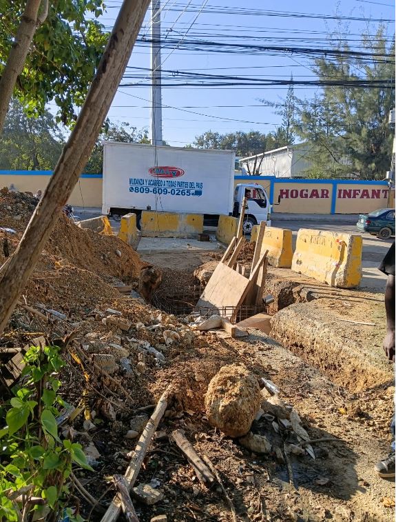 Zanja por instalación de tuberías de agua provoca caos vehicular y pérdidas en los negocios del sector El Tamarindo.