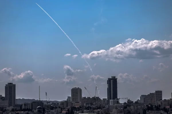 Interceptación de un misil iraní por la Cúpula de Hierro sobre Jerusalén.