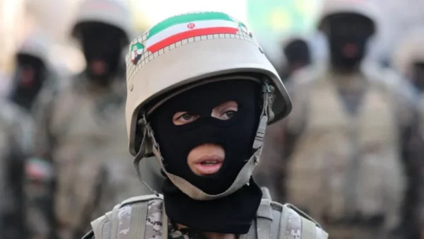 Un miembro de la milicia voluntaria iraní (Basij) asiste a una marcha en Teherán en enero de 2025, antes de la guerra actual.