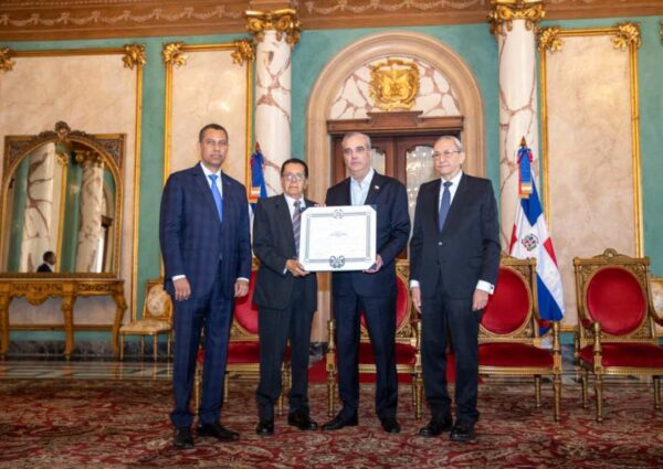 reconocimiento póstumo a Orlando Martínez. jpg