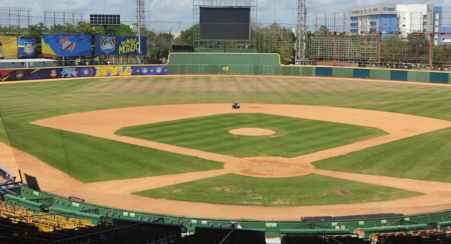 Vista de la condición en que  está el estadio Quisqueya luego de la celebración de los  conciertos de David Guetta y Chayane