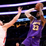 Los Lakers se quedan cortos y los Rockets resisten: ganan el quinto juego para seguir con vida