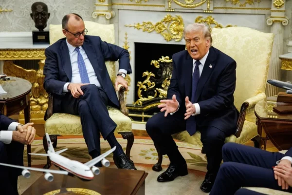 El presidente de Estados Unidos, Donald Trump (d), durante una reunión con el canciller alemán, Friedrich Merz (i), en una imagen de archivo.