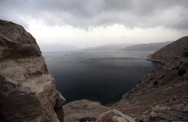 Fotografía de archivo del estrecho de Ormuz desde las costas de Khasab, en Musandam (Omán).