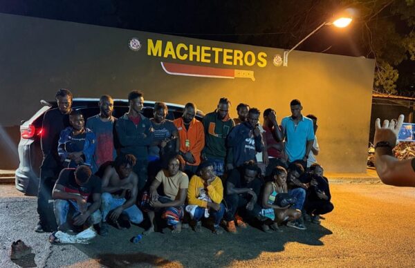 Haitianos jeepeta abandonada