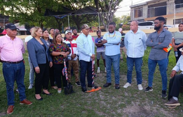 Alcalde San Cristóbal junto a personas en reordenamiento